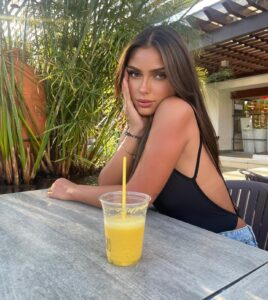 Clarysse Pereira Instagram - Je suis siiii heureuse ici 🇵🇹❤️ la 3e photo pardon fallait que j’vous la partage j’vous jure c’était le jus le plus mauvais qu’il m’ai été donné de goûter au cours de mes 25 ans de carrière 😖