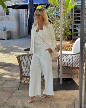 Cláudia Jacques Instagram - Inauguração da Maison Bleue Luxury Guesthouse & Art no Porto @maison_bleue_porto @basquiat_porto 

#luxuryguesthouse #art #porto #claudiajacques_oficial #whitelook by @1997margo