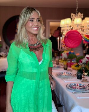 Cláudia Jacques Instagram - São João em casa da Ritinha com esta mesa linda!! @ritamoraispequeno Parabéns minha querida amiga pela mesa linda que preparaste com tão bom gosto para nos receber. Jantar lindo e delicioso. 
#saojoao #viladoconde