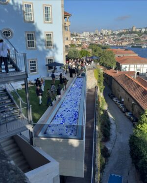 Cláudia Jacques Instagram - Inauguração da Maison Bleue Luxury Guesthouse & Art no Porto @maison_bleue_porto @basquiat_porto 

#luxuryguesthouse #art #porto #claudiajacques_oficial #whitelook by @1997margo