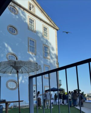 Cláudia Jacques Instagram - Inauguração da Maison Bleue Luxury Guesthouse & Art no Porto @maison_bleue_porto @basquiat_porto 

#luxuryguesthouse #art #porto #claudiajacques_oficial #whitelook by @1997margo