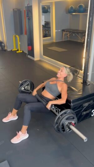 Cláudia Jacques Instagram - Treinar, suplementos alimentares, patch X39, muita água, sol, descanso, comer saudável, amigos, rir, música, trabalho, dançar, festas, convívios, massagens, viagens, tudo o que me faz feliz e saudável de corpo e mente. Vida simples é boa! 🤩 
Ter um PT top faz-nos muito bem! Pouca conversa e muito treino 🏋️ obrigada @miguelmigueispt e @mg.fitnessstudio 

#treino #treinocompt #fit #omeux39 #x39 #healtylife #gettingfit #claudiajacques_oficial