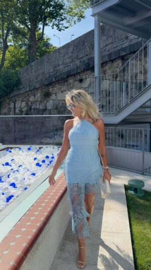Cláudia Jacques Instagram - Novo espaço lindo no Porto, Luxury Guesthouse & Art, @maison_bleue_porto . Apresentação @class.detergentes e @soft.amaciadores com fragrâncias deliciosas no @basquiat_porto . Um evento @everloving360agency no qual integrei a área de relações publicas. Para este momento escolhi este vestido lindo de renda azul céu da @nopinbrand marca portuguesa da @catarinpinto e @paulapinto.26 

#porto #evento #nopinbrand #luxuryguesthouse #beautifuldestinations #claudiajacquesrp #claudiajacques_oficial