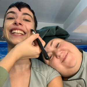 Claudia Riera Instagram - Mi Cari…
Hoy es un día muy triste… Y la verdad que no sé muy bien cómo encajar la noticia. No me lo creo. No me lo quiero creer… 
Te voy a echar mucho de menos Itzi. MUCHO. 
Pero soy de las afortunadas de haber compartido camino a tu lado. A menudo lejos, pero siempre muy cerca.
Gracias por las risas, los abrazos, y nuestros dramas!! Gracias por acogerme en tu vida y presentarme a los tuyos cuando llegué a Madrid y no conocía a nadie…
Gracias por el cachondeo, por #goyana Por ser nuestra cita de finde de relax… Por ser mi madrina en esta industria… Por protegerme, guiarme, aconsejarme… ¡Y por ese corazón que a pesar de la vida siempre llevaste por delante! 

Serás sempre eterna en mí. Bon viatge estimada… 🕊️
Que ens tornem a veure ❤️ 

Mucho animo a la familia de Itziar, no puedo imaginar por lo que estáis pasando… 🙏🏻 Un abrazo tan immenso como siempre lo sera ella. Se ha ido demasiado pronto…

PS: Mirando fotos nuestras me he dado cuenta de que siempre estábamos o abrazadas o cogidas de la mano… Que guay 🤍