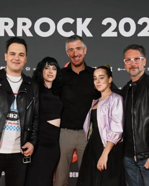 Claudia Riera Instagram - Premis Enderrock 2024 🤘🏻

Dijous passat: una nit de retrobaments inesperats amb molta música i tremenda companyia! 
La @bertarabascall i jo vam tenir el privilegi d’entregar el premi popular al millor directe a @joandausa !😛 (Fet que em va fer especial il·lusió per motius evidents!! jiji 😁👏🏻)
Enhorabona a tothom, i moltes gràcies @grupenderrock per comptar amb nosaltres!
@jomaimai3cat 🫠💗

💄: @serratmarsal 
  My beautiful happy team! ⚡️🖤
👗: @tabathariviere_ 

@som3cat  #premisenderrock24 #jomaimai3cat