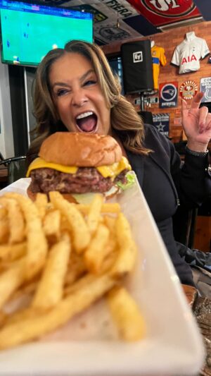 Claudia Sandoval Instagram - Aqui con mi amiga @claudiahortawine probando la Famosa “#MONCHOSA” en @mediotiempotj en Galerías Hipódromo. Esta mezcla de Cabeza con RibEye es un Manjar! Felicidades amiga un éxito total!