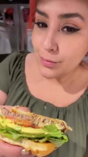 Claudia Sandoval Instagram - When you’re craving a smash burger but you live in Mexico and only have a Telera. 😏🤤😮‍💨 #tortasmashburger #pochaburger Teleras from @calimaxoficial 🤪 #notsponsored