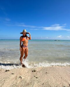 Claudia Albertario Instagram - Paradise 🌸