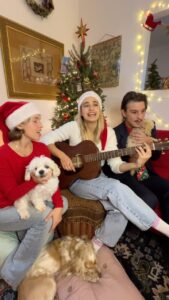Claudia Bouvette Instagram - Trois chiens et leurs lutins 🎅🏼💝⛄️🎿💌🦴