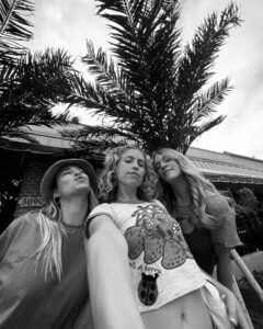 Claudia Bouvette Instagram - Les trois mousquetaires sont back pour une autre aventure... DANS LE DÉSERT DE MERZOUGA WUT?!! On part en direction du Maroc demain pour vivre le Rose Trip wish us luck✨🐪🦂🏜️🐫