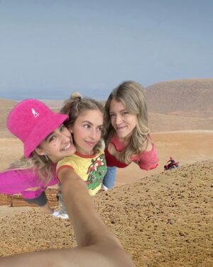 Claudia Bouvette Instagram - Les trois mousquetaires sont back pour une autre aventure... DANS LE DÉSERT DE MERZOUGA WUT?!!
On part en direction du Maroc demain pour vivre le Rose Trip wish us luck✨🐪🦂🏜️🐫