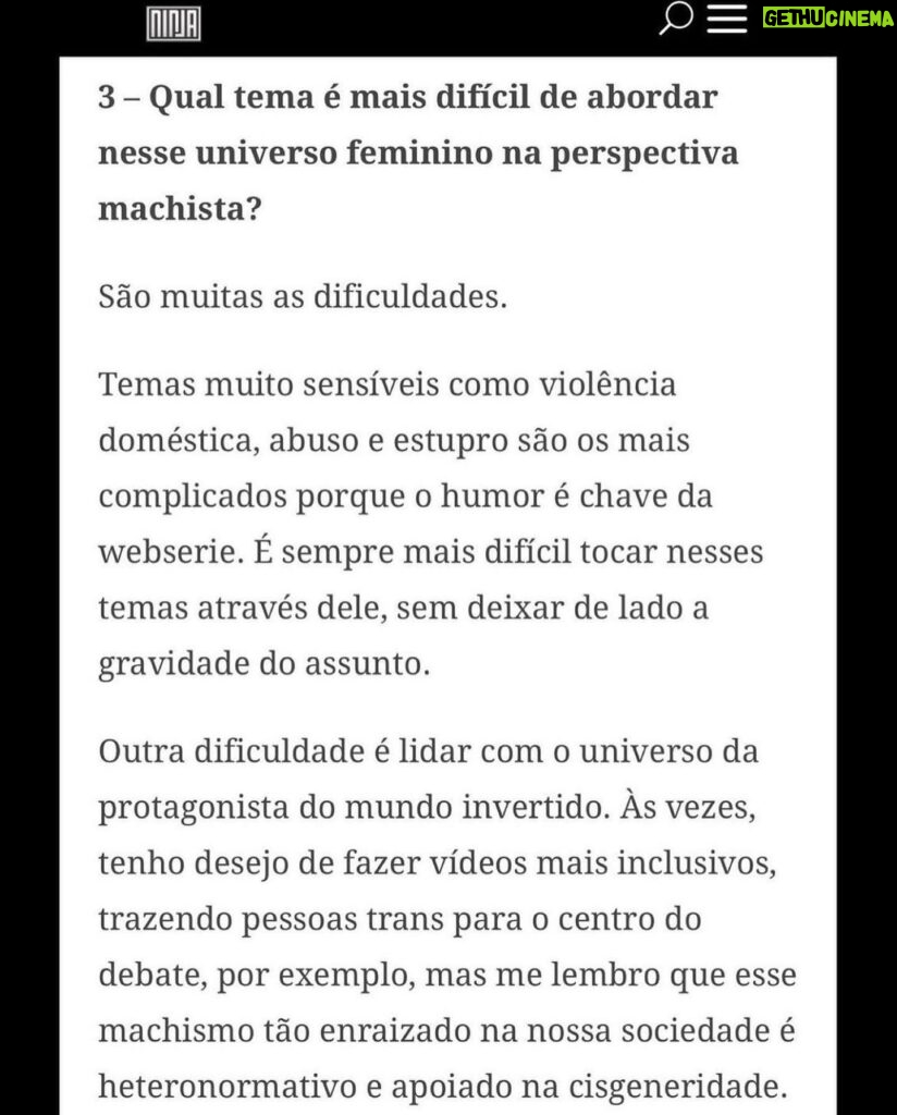 Claudia Campolina Instagram - Como vocês sabem, em razão de um vídeo do Mundo Invertido que viralizou, tenho sofrido uma série de ataques nos últimos dias. Homens não suportaram ouvir o que mulheres ouvem diariamente numa ficção e se dividiram entre dois grupos: Os que não suportaram eu chamá-los de velhos aos 30 anos, questionar a potência da pingola e falar da calvice e por isso partiram pra agressões gerais “mulher que envelhece mal, tia”, “vc tá amargurada”, senta no meu colo pra vc ver” e outras baixarias Ou seja, comprovaram que são reflexo da minha personagem e não suportaram ser tratados como tratam mulheres E os que fingiram suportar ouvir, mas disseram que eu tenho ódio de homens e que sou uma feminista radical que quer causar divisão Como assim, gente? Eu tenho até amigos homens. Kkkkkk Piadas a parte, ficou claro que esses vieram fingir que entenderam que era ironia, na verdade também se doeram e ficaram reativos! Começaram a procurar problema na série e inventar diagnósticos sobre mim, sendo que tudo que viram foi uma personagem e não eu. Tudo para não lidar com o problema real do machismo e de seus próprios equívocos Aliás, eu respondi como personagem muitas vezes e algumas poucas vezes respondi como a autora da personagem tb. Deixo alguns trechos dessa entrevista que dei para o @midianinja e @planetaella aqui porque chegou mta gente nos últimos dias também! Pensei ser importante mostrar pra vocês mais sobre a minha criação. Sejam bem-vindos e bem-vindas. Por último, alguns homens me apoiaram no tal reels polêmico (importante ressaltar), e outros fizeram o correto ao entender o vídeo como realidade e não como ficção: Não partiram nem para o ataque e nem para defensiva! Apenas questionaram o teor! Palmas pra eles! O teor é horrível, seja saindo da boca de uma mulher, seja saindo da boca de um homem. Espero que eles se indignem assim toda vez que ouvirem esses absurdos de um homem por aqui, na reunião da família ou no grupo de amigos! Espero seguir causando muita separação tb, como me disseram alguns. Não a separação entre homens e mulheres, mas sim entre seres humanos e o machismo! Que cada mulher se emancipe de cada machista que a rodeia