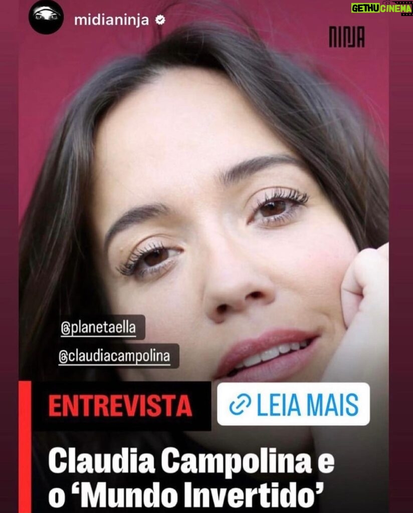 Claudia Campolina Instagram - Como vocês sabem, em razão de um vídeo do Mundo Invertido que viralizou, tenho sofrido uma série de ataques nos últimos dias. Homens não suportaram ouvir o que mulheres ouvem diariamente numa ficção e se dividiram entre dois grupos: Os que não suportaram eu chamá-los de velhos aos 30 anos, questionar a potência da pingola e falar da calvice e por isso partiram pra agressões gerais “mulher que envelhece mal, tia”, “vc tá amargurada”, senta no meu colo pra vc ver” e outras baixarias Ou seja, comprovaram que são reflexo da minha personagem e não suportaram ser tratados como tratam mulheres E os que fingiram suportar ouvir, mas disseram que eu tenho ódio de homens e que sou uma feminista radical que quer causar divisão Como assim, gente? Eu tenho até amigos homens. Kkkkkk Piadas a parte, ficou claro que esses vieram fingir que entenderam que era ironia, na verdade também se doeram e ficaram reativos! Começaram a procurar problema na série e inventar diagnósticos sobre mim, sendo que tudo que viram foi uma personagem e não eu. Tudo para não lidar com o problema real do machismo e de seus próprios equívocos Aliás, eu respondi como personagem muitas vezes e algumas poucas vezes respondi como a autora da personagem tb. Deixo alguns trechos dessa entrevista que dei para o @midianinja e @planetaella aqui porque chegou mta gente nos últimos dias também! Pensei ser importante mostrar pra vocês mais sobre a minha criação. Sejam bem-vindos e bem-vindas. Por último, alguns homens me apoiaram no tal reels polêmico (importante ressaltar), e outros fizeram o correto ao entender o vídeo como realidade e não como ficção: Não partiram nem para o ataque e nem para defensiva! Apenas questionaram o teor! Palmas pra eles! O teor é horrível, seja saindo da boca de uma mulher, seja saindo da boca de um homem. Espero que eles se indignem assim toda vez que ouvirem esses absurdos de um homem por aqui, na reunião da família ou no grupo de amigos! Espero seguir causando muita separação tb, como me disseram alguns. Não a separação entre homens e mulheres, mas sim entre seres humanos e o machismo! Que cada mulher se emancipe de cada machista que a rodeia