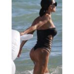 Claudia Galanti Instagram - E così con il sole e le grandi esplosioni di foglie che crescono sugli alberi, proprio come le cose crescono nei film veloci, avevo quella convinzione familiare che la vita stesse ricominciando di nuovo con l'estate ". Waiting for you ❤️ #summervibes