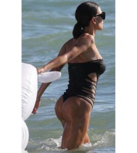 Claudia Galanti Instagram - E così con il sole e le grandi esplosioni di foglie che crescono sugli alberi, proprio come le cose crescono nei film veloci, avevo quella convinzione familiare che la vita stesse ricominciando di nuovo con l'estate 