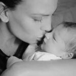 Claudia Galanti Instagram - Sentirsi dispersi in quelle notti senza sonno con un solo pensiero a fissare quella luna che sa tanto di te , Ovunque sei, io sono altrove a domandarmi perché il tuo ovunque non sia il mio altrove … mi manchi tanto piccola mia .. buon compleanno ovunque tu sei ❤️ 21.03.2024 🎂 10