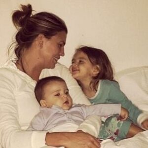 Claudia Galanti Instagram - There is no love more deep and true than the love I give to all of you « I loved you yesterday. I love you still. I always have. I always will. » #happyvalentinesday ❤️❤️❤️❤️ Questo  San Valentino volevo dedicarlo a voi amori miei che siete la mia più grande forza 💫  e buon San Valentino a tutti voi pieno di amore e serenità 🙏❤️