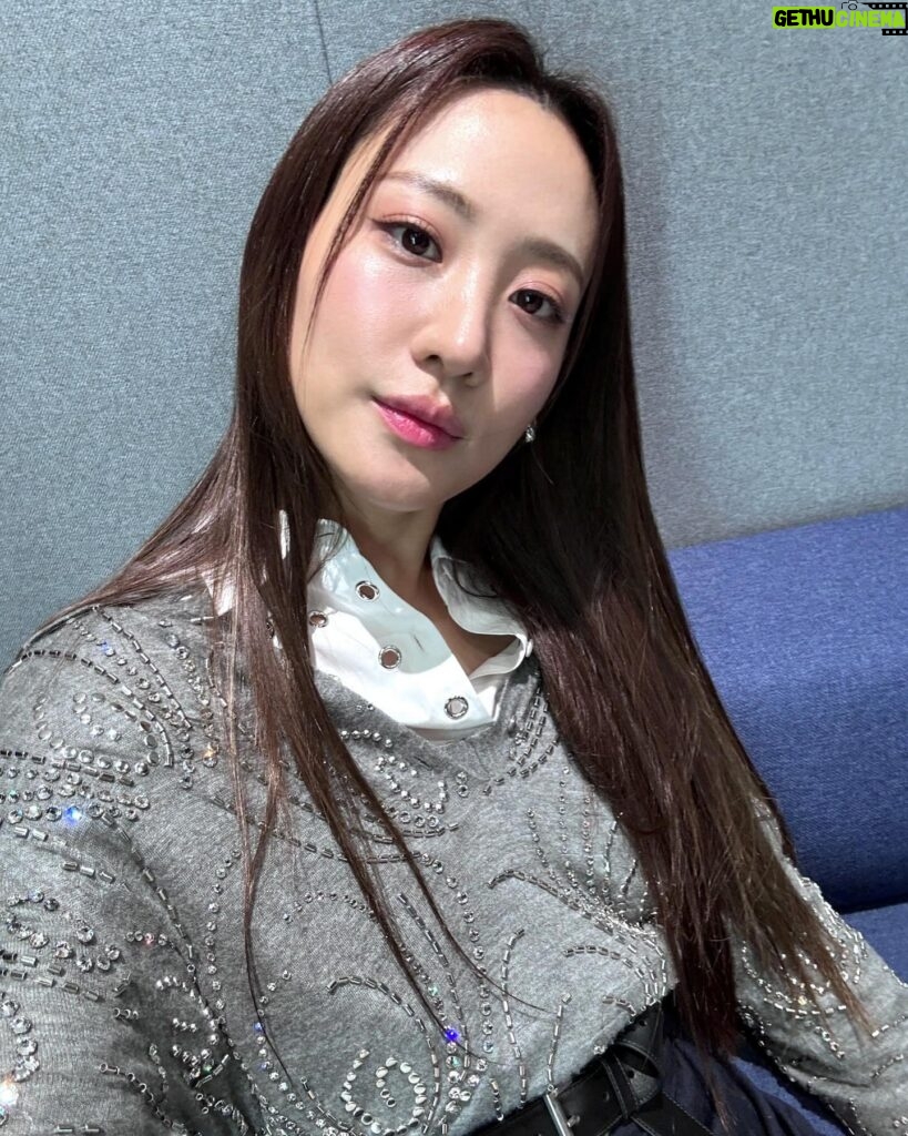 Claudia Kim Instagram - press day! Get ready to watch our first episode on @jtbcdrama and @tving.official on May 4th 10:30 pm KST and also on @netflixkr starting May 5th 🤍 #TheAtypicalFamily #히어로는아닙니다만