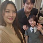 Claudia Kim Instagram - 드디어 히어로는 아닙니다만 제작발표회 날이에요! 우리 히어로 가족들 사랑해요 🫶🏻 모두 고생했어요 ( 기자님들 사진들 감사해요 🤍 ) #히어로는아닙니다만 @jtbcdrama #TVING #NETFLIX #TheAtypicalFamily