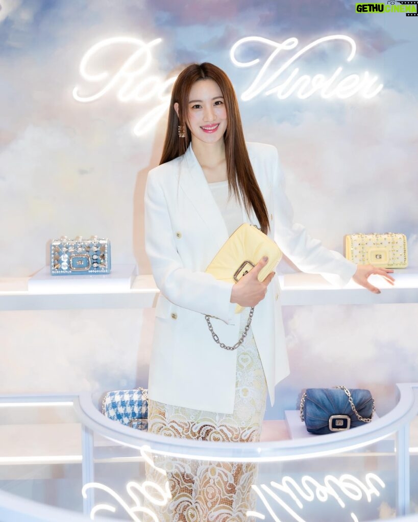 Claudia Kim Instagram - 몽글몽글 캔디 클라우드 가득한 @rogervivier 팝업 💗 Dreamy Couture. Vivier 💗 #AD #로저비비에 #RogerViVier #GherardoFelloni #CandyClouds