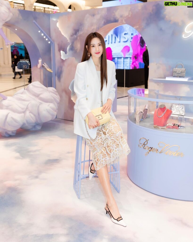 Claudia Kim Instagram - 몽글몽글 캔디 클라우드 가득한 @rogervivier 팝업 💗 Dreamy Couture. Vivier 💗 #AD #로저비비에 #RogerViVier #GherardoFelloni #CandyClouds