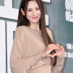 Claudia Kim Instagram - 드디어 히어로는 아닙니다만 제작발표회 날이에요! 우리 히어로 가족들 사랑해요 🫶🏻 모두 고생했어요 ( 기자님들 사진들 감사해요 🤍 ) #히어로는아닙니다만 @jtbcdrama #TVING #NETFLIX #TheAtypicalFamily