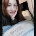 Claudia Kim Instagram - my KELLY LOMBARD healing space ✨ KELLY- 오래 믿고 써온 시몬스. 이번엔 변해가는 몸 상태에 맞춰 뷰티레스트 블랙 컬렉션 켈리 매트리스로 업그레이드했어요. 자체로도 예쁘고 고급스러운 린넨 소재에 소프트하게 몸을 감싸주는 덕에 몸도 덜 아프고, 포근해요 🖤 LOMBARD- 30년대 시몬스 프레임을 재해석했다해서 도전해본 블랙 롬바드. 차갑지 않은 클래식 모던 무드에 지문도 찍히지 않고 늘 깨끗하게 유지되는 신기한 프레임이에요 🖤 @simmonskorea 🖤 #시몬스 #시몬스침대 #침대추천 #신혼침대 #뷰티레스트블랙