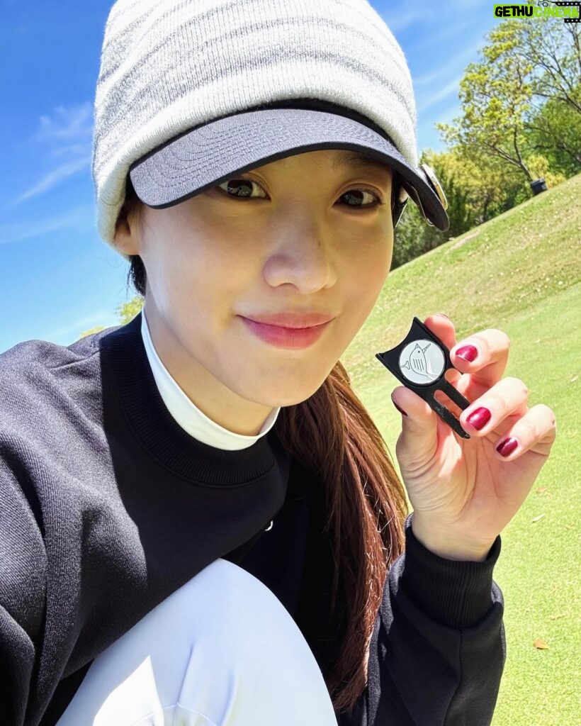 Claudia Kim Instagram - ..my healing place 🩵 Thank you my Dallas golf idols! (65타..PGA룰대로 저 점수라니. my crazy 골프여신들. 그 사이에서 저는 아기 병아리 골퍼지만, 행복해요🩵)