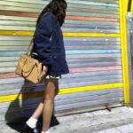 Claudia Kim Instagram – 오래된 골목길들 구석구석 걷고, 새로 생긴 감성 있는 맛집들도 찾아가고. 서울의 올드 & 뉴 🖤

#PradaGalleria #adv
