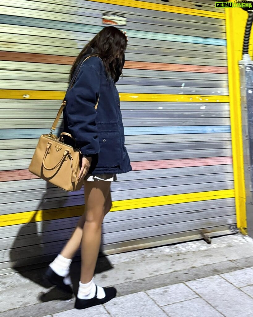 Claudia Kim Instagram - 오래된 골목길들 구석구석 걷고, 새로 생긴 감성 있는 맛집들도 찾아가고. 서울의 올드 & 뉴 🖤 #PradaGalleria #adv