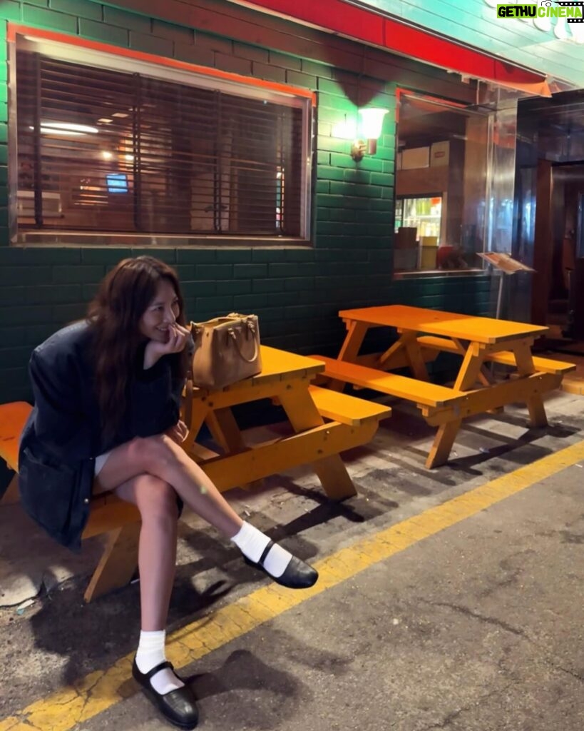 Claudia Kim Instagram - 오래된 골목길들 구석구석 걷고, 새로 생긴 감성 있는 맛집들도 찾아가고. 서울의 올드 & 뉴 🖤 #PradaGalleria #adv