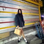 Claudia Kim Instagram – 오래된 골목길들 구석구석 걷고, 새로 생긴 감성 있는 맛집들도 찾아가고. 서울의 올드 & 뉴 🖤

#PradaGalleria #adv