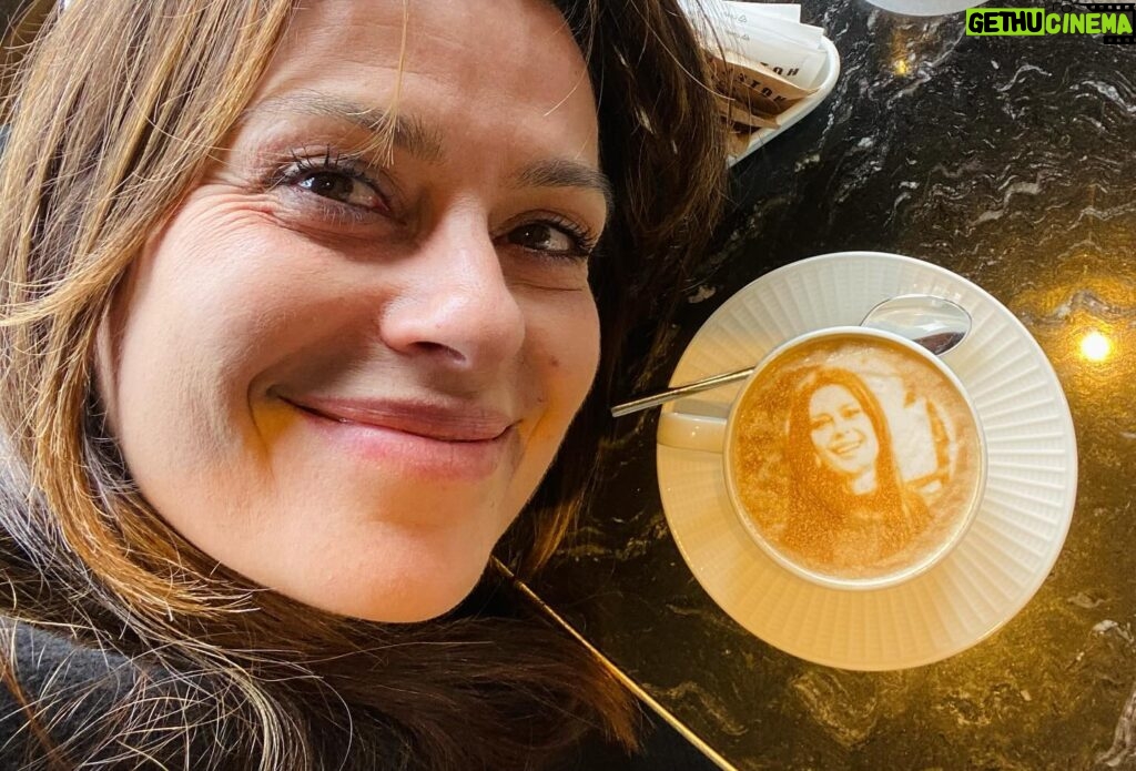 Claudia Pandolfi Instagram - Una tizia entra in un cappuccino. Splash.