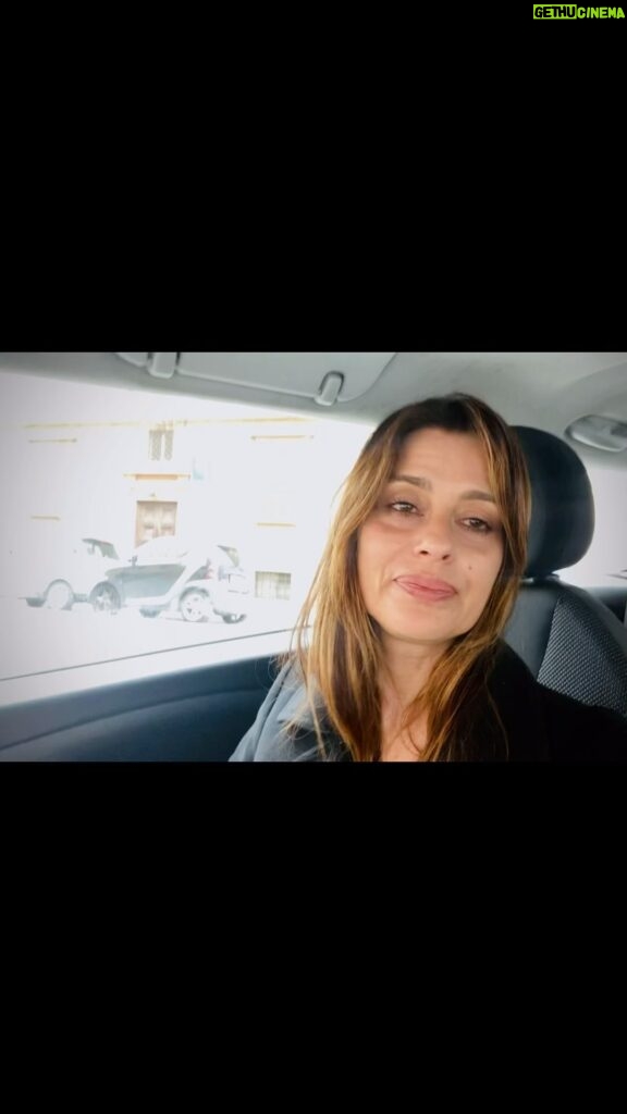 Claudia Pandolfi Instagram - Quando ti sfiorano ma lasciano il segno 💛