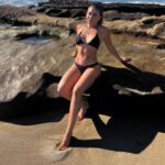 Claudia Zepeda Instagram - 1. Mi hábitat natural. 🌊 2. Unas plantitas que compré.🌱 3. 🍑 4. Sunset surfing 🏄🏻‍♂️ 5. Selfie porque nos sentimos linda. 🌻 6. Delicia de cena (comté, mi nuevo queso favorito) 🧀 7. Más bikini porque ajá 👙 8. California sunsets 🌅