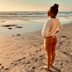 Claudia Zepeda Instagram - 1. Mi hábitat natural. 🌊 2. Unas plantitas que compré.🌱 3. 🍑 4. Sunset surfing 🏄🏻‍♂️ 5. Selfie porque nos sentimos linda. 🌻 6. Delicia de cena (comté, mi nuevo queso favorito) 🧀 7. Más bikini porque ajá 👙 8. California sunsets 🌅