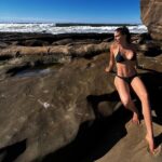 Claudia Zepeda Instagram - 1. Mi hábitat natural. 🌊 2. Unas plantitas que compré.🌱 3. 🍑 4. Sunset surfing 🏄🏻‍♂️ 5. Selfie porque nos sentimos linda. 🌻 6. Delicia de cena (comté, mi nuevo queso favorito) 🧀 7. Más bikini porque ajá 👙 8. California sunsets 🌅
