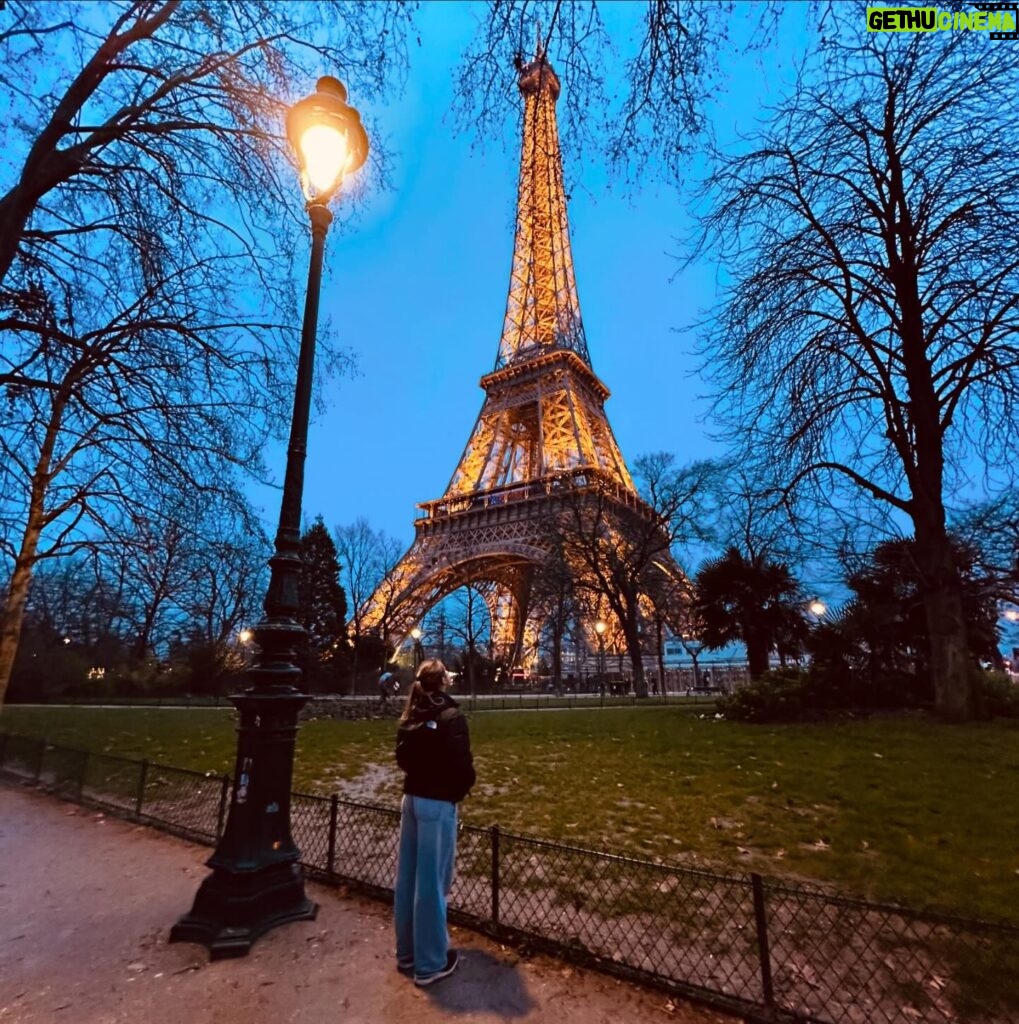 Claudie Mercier Instagram - Belle première journée à Paris même si on nous réponds en anglais même si on parle français. 😂🇫🇷 Merci @decathloncanada de nous faire vivre cette aventure mémorable. 💛 #invitation