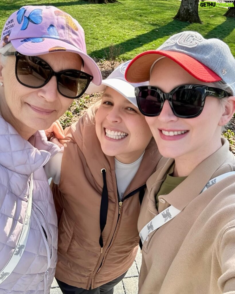 Clea Shearer Instagram - My mom came to visit this week (she had never been to our new house!) and we had the best time. We actually were so busy having such a good time that we only have these two photos to show for it 😂