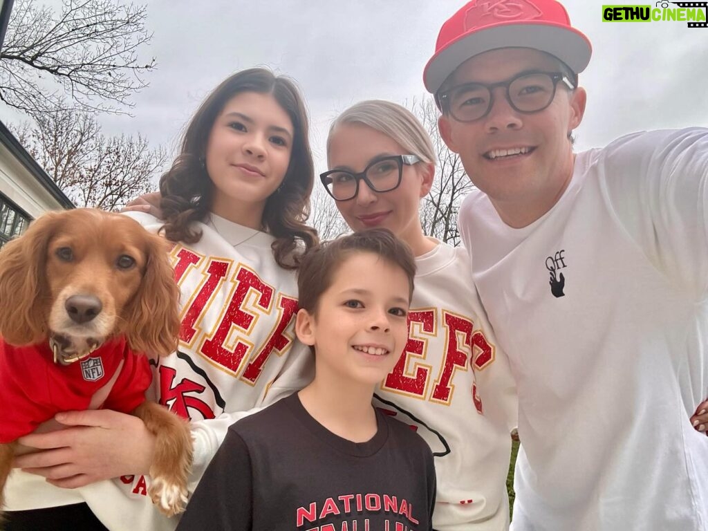 Clea Shearer Instagram - Even Indie is pulling for the Chiefs 🏈 I’ve gone from never ever caring about football to knowing where Travis Kelce’s brother’s wife grew up. V invested!