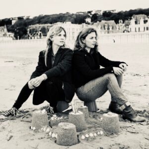 Clémence Poésy Instagram - @m.poesy notre château de sable est dans @lemondefr 🦀🐚🌧🦐merci Laurent Carpentier pour cette journée de crachin joyeux il y a quelques mois ...au bord de l été...📷 @florencebrochoire