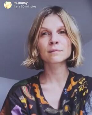 Clémence Poésy Instagram - Une “ Invitation” chez @m.poesy ...
Depuis le début du confinement ma soeur adorée récolte des lectures dans toutes les langues et les partage sur son compte... aujourd ‘hui c’ est mon tour - balladez vos oreilles par chez elle si vous avez envie de voyages immobiles.../ An “Invitation” to @m.poesy ‘ s account... my beloved sister has been gathering readings from all over the world since lockdown started in France over a month ago.
Today i m sharing a poem i keep returning to these days... Miss you so my sweet Maëlle❤️