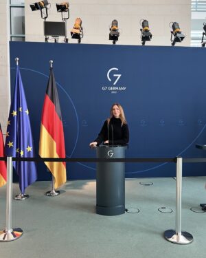 Cloudy Zackrocki Instagram - es langweilt fast schon, dass jedes Mal der gleiche Aufschrei kommt – nach den Wahlen; dass jedes Mal die gleiche Empörung kommt – nach den Wahlen. Als ob man nicht schon seit über einer Dekade das kleinere Übel wählen würde, weil es da nichts und niemanden gibt, das/der/die Freude an Politik und Zuversicht auf die Zukunft versprüht. 

Bildung in Deutschland ist tot. 
Zukunftsperspektive in Deutschland ist tot. 
Leidenschaft für und Lust auf Fortschritt in Deutschland ist tot. 
Und das alles schon seit so vielen Jahren. 
Politiker in Deutschland erinnern an Laienschauspieler einer Schulaufführung, in der man mal kurz „Land regieren“ spielen darf. Mit der Betonung auf „kurz“. Alles ist so furchtbar kurz gedacht. 

Ich habe es oft gesagt und ich wiederhole mich: Wenn irgendein:e CEO ein Unternehmen so führen würde, wie unsere Politiker unser Land führen, wäre hier schon längst ein Krisenrat einberufen, eine komplette Umstrukturierung vorgenommen und ein neues Setup aufgebaut worden. Modernisierung kann nicht auf dem Rücken von alter Bequemlichkeit und Langsamkeit aufgebaut werden. 

Die alten Systeme funktionieren nicht mehr – schon seit langem. Und daher funktionieren auch alle Menschen, die sich in der Sicherheit der alten Systeme wiegen, nicht. 

Alles muss neu.
Neue Strukturen, neues Set Up, neue Arbeitsweise, neue Regelungen, neue Parteien, neue Führung. Damit kommen dann euch neue Energie, neue Vision, neue Mission. 

Eine Mammutaufgabe? Ja. Aber die Alternative ist, dass Deutschland an der eigenen Profillosigkeit zerbröselt. 

📷 von meinem Kanzleramtbesuch in 2022 

#cloudyzwords #politikverdrossenheit