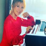 CoCo Lee Instagram - A moment of captured while shooting MV for “Mulan “ song Reflection 自己 a few months ago.. sometimes all u need is a smile to brighten up ur day.. hope it brightens urs..😍💖🙏🏼 #smile #inner-strength #courage #wisdom