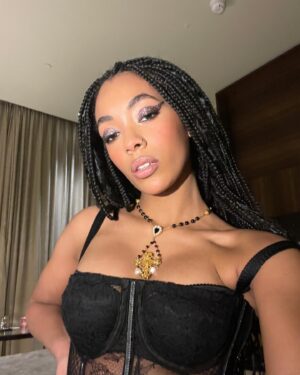 Coco Rebecca Edogamhe Instagram - A huge thank you from the bottom of my heart to @dolcegabbana for letting feel like a real Diva🌟 

Love my team @nextmodelsmilan @othersrl 🫂🖤
Mua @ariannacattarin hair @kirilvasilev 🫶🏽