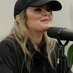 Coeur de Pirate Instagram - NOUVEL ÉPISODE DISPONIBLE SUR PATREON! Dans ce trente-huitième épisode, j’aborde les questions que peu gens ont osé poser à Lauren Bastide the Third ( @beatricepirate ). Et vous, êtes-vous pour ou contre les chirurgies plastiques? L’épisode complet est disponible sur le Patreon du Podcast des personnages. Lien dans la bio.