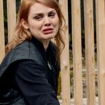 Coeur de Pirate Instagram - Les plusieurs phases émotives de la découverte d’un écureuil mort dans une piscine. Dernier épisode des 12 travaux de Béatrice c’est ce soir sur @casa.reseau 💅🏻