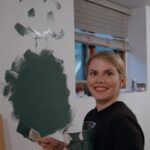 Coeur de Pirate Instagram - Très fière de vous présenter “les douze travaux de Béatrice” en diffusion ce soir sur @casa.reseau C’est une émission sur une émission de rénovations 🤡je vous en dit pas plus. Vous allez me voir être traumatisée, au bout de ma vie, découragée mais aussi motivée pour arriver aux résultats espérés. Au grand détriment de mon conjoint (on est toujours ensemble rassurez-vous) Merci @romeoetfils j’ai un peu de PTSD quand on se voit mais je vous aime quand même. 😀 Manquez pas ça!