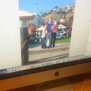 Coeur de Pirate Instagram - Vu que tout le monde ressort les photos de son passé : La fois que j’ai retrouvé les photos de moi dans ma phase emo et que sur toutes les photos de famille j’étais comme *sO tOrTurEd*