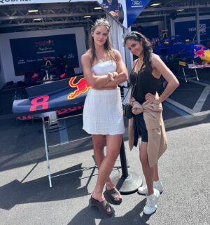 Collien Ulmen-Fernandes Instagram - #MiamiGrandPrix #Formel1 #FilmingInMiami #GirlsDayOut
👩🏽‍🤝‍👩🏾😎🤘🏽🎥 🏎️ 🎬 🇺🇸